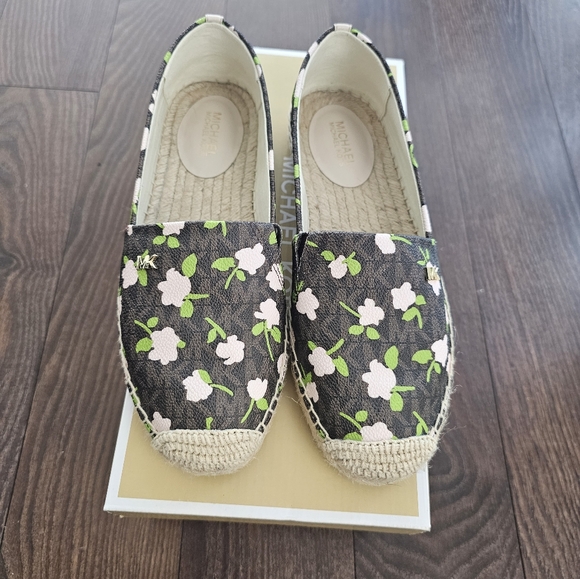 Authentic Michael Kors Slip-on Size 6 - Picture 1 of 6